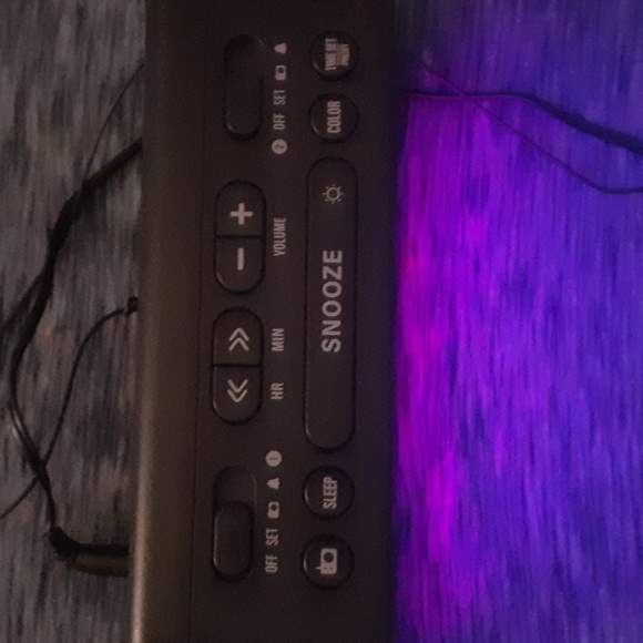 Digital alarm clock with a radio and chargeable colors - Picture 3 of 9